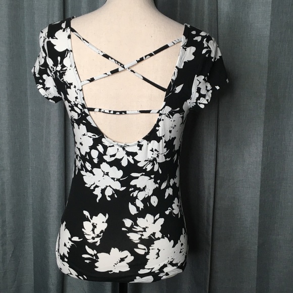 Aeropostale Black & White Floral T-Shirt Medium - Picture 2 of 5